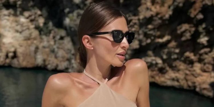 Най-модерната рокля за месец август 2024г.