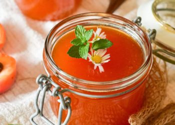 Приятелки ще поискат рецепта: ето как да направите кралско сладко от кайсии