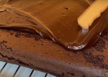 Кумът винаги ме поздравява с вкусна шоколадова торта, която успява да приготви за 15 минути – просто уау! Кумът винаги ме поздравява с вкусна шоколадова торта, която успява да приготви за 15 минути – просто уау!
