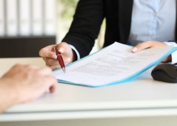 Съвет: когато разписвате трудов договор, никога не го правете на доверие, ето и причините: